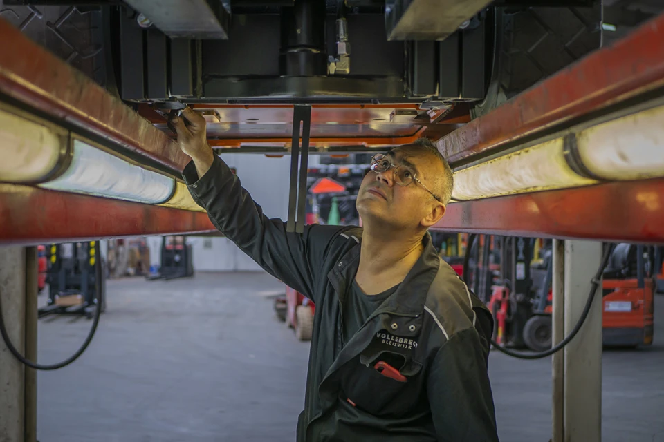 Heftruck Inspectie tijdens onderhoud 5774